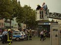 2 Denkmalkletterer hielten Feuerwehr und Polizei in Trapp Koeln Heumarkt P197